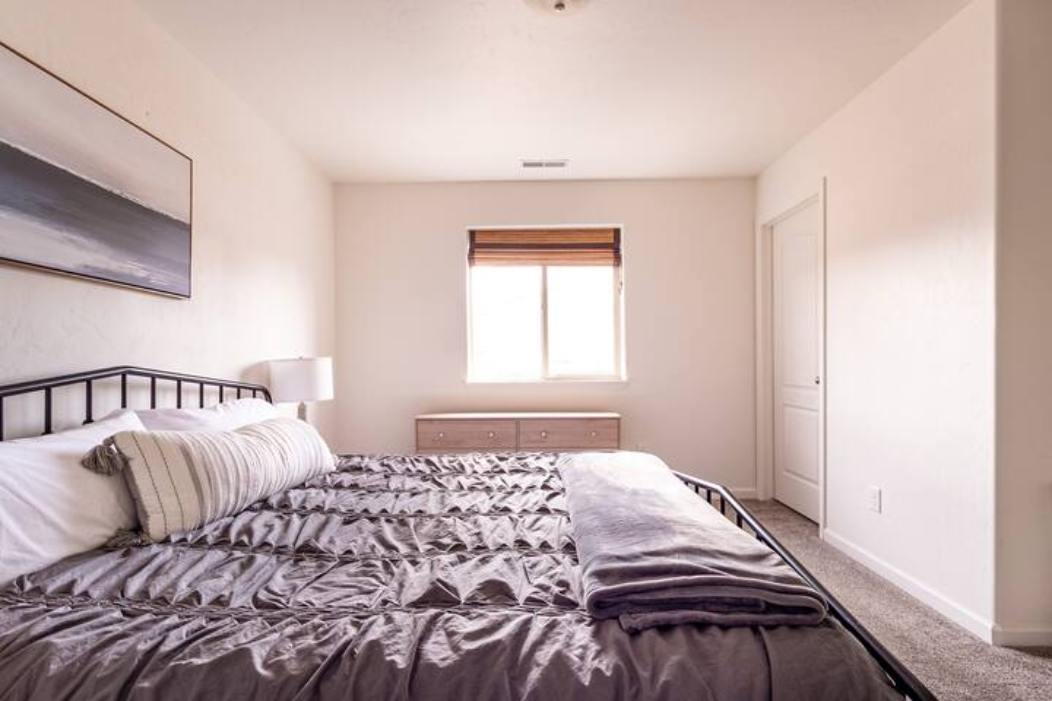 Guest king bedroom